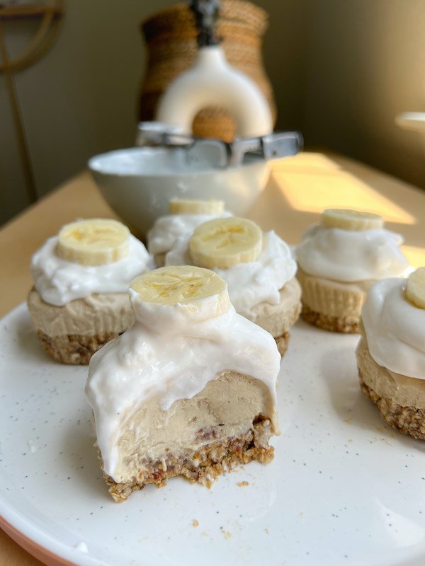 Mini No Bake Banana Cream Protein Pies Upbeet & Kaleing It
