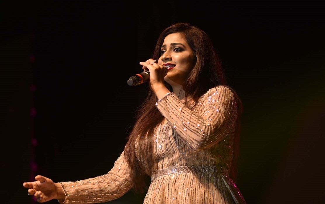 Shreya Ghoshal mesmerises audience with scintillating performance(06)