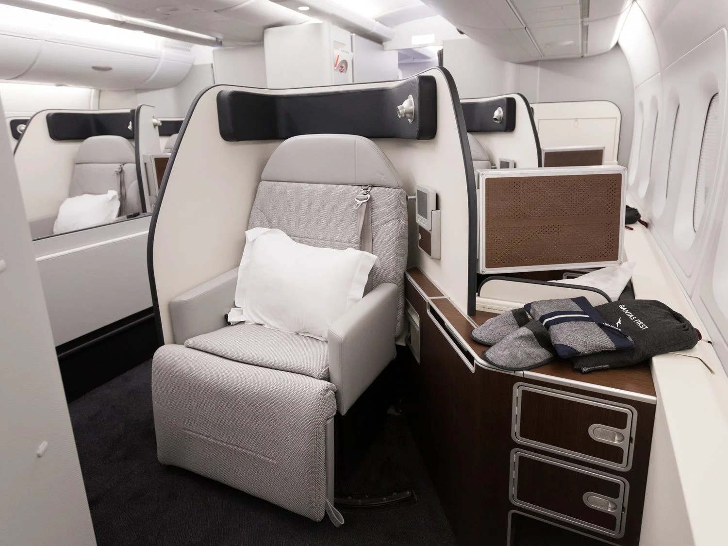 Best Ways to Book Qantas First Class With Points [StepbyStep]