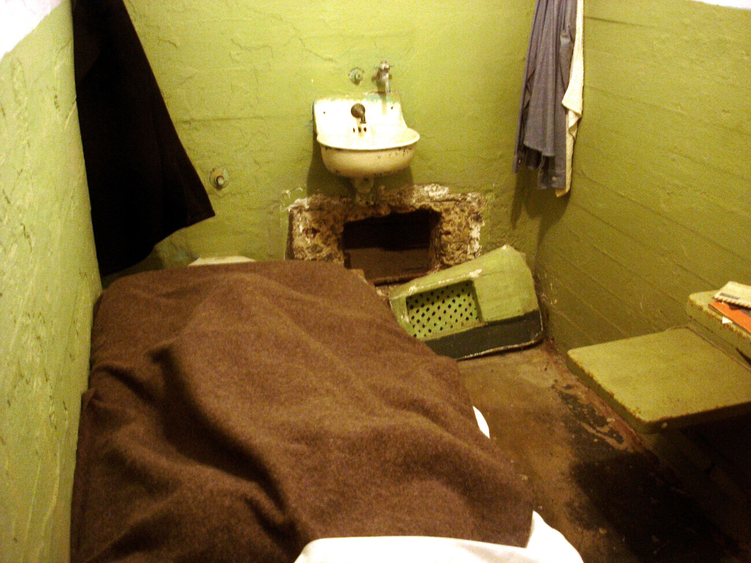 FileAlcatraz cell vent.JPG Wikipedia, the free encyclopedia