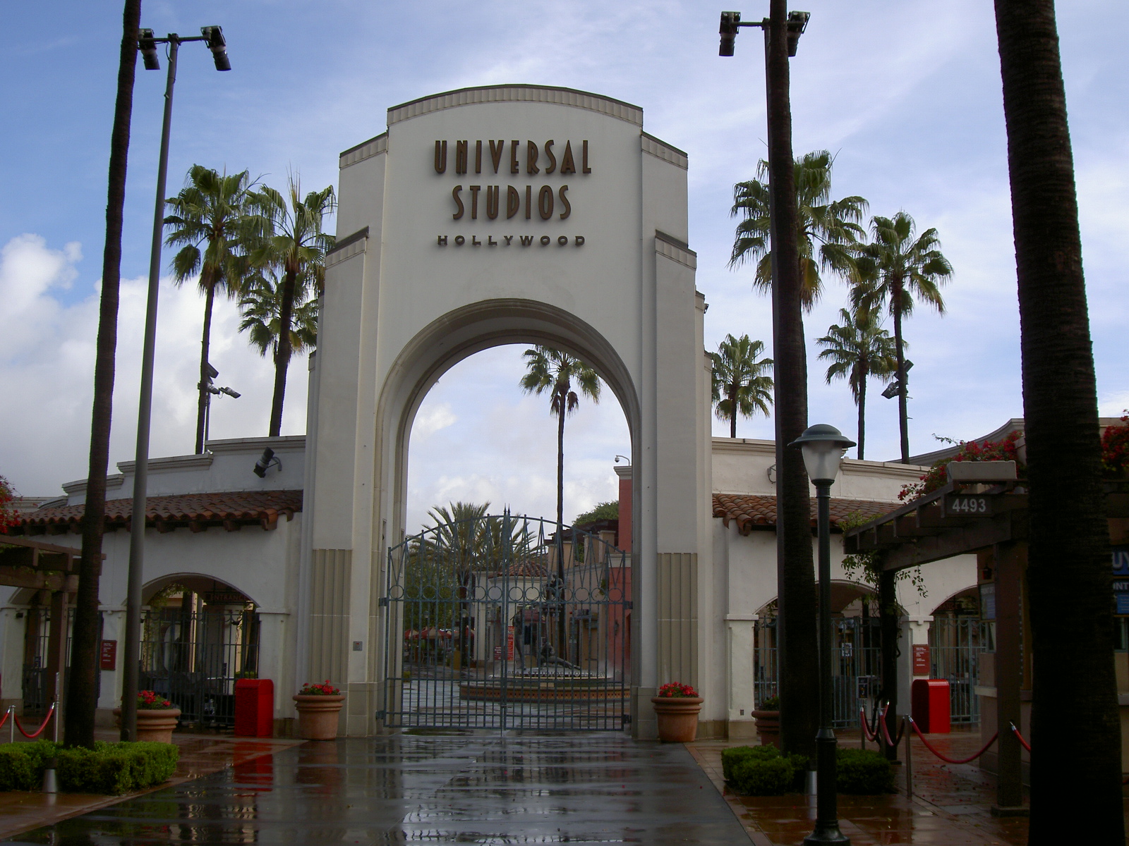 FileUniversal Studios entrance.JPG