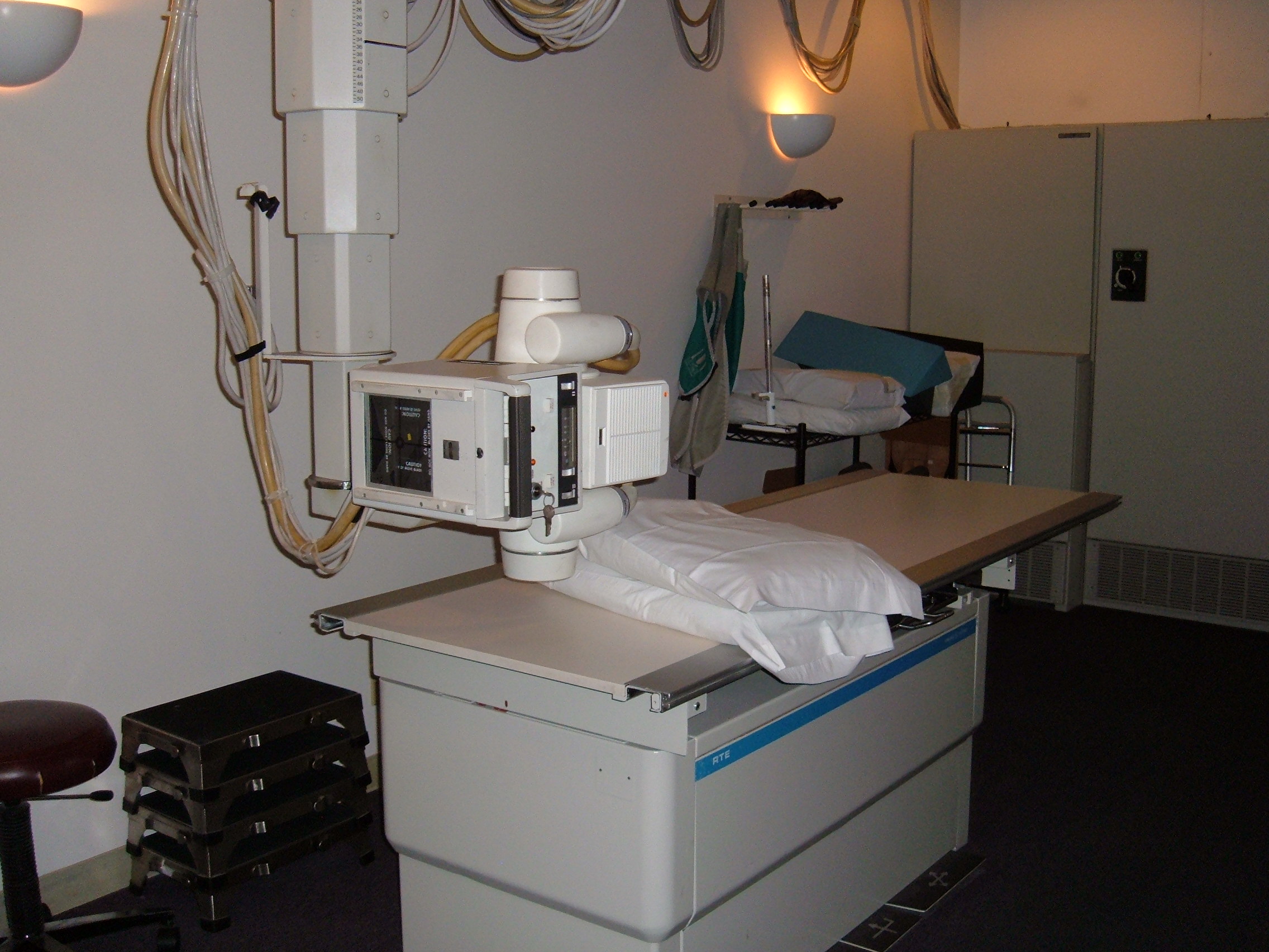 FileXray table.JPG Wikipedia