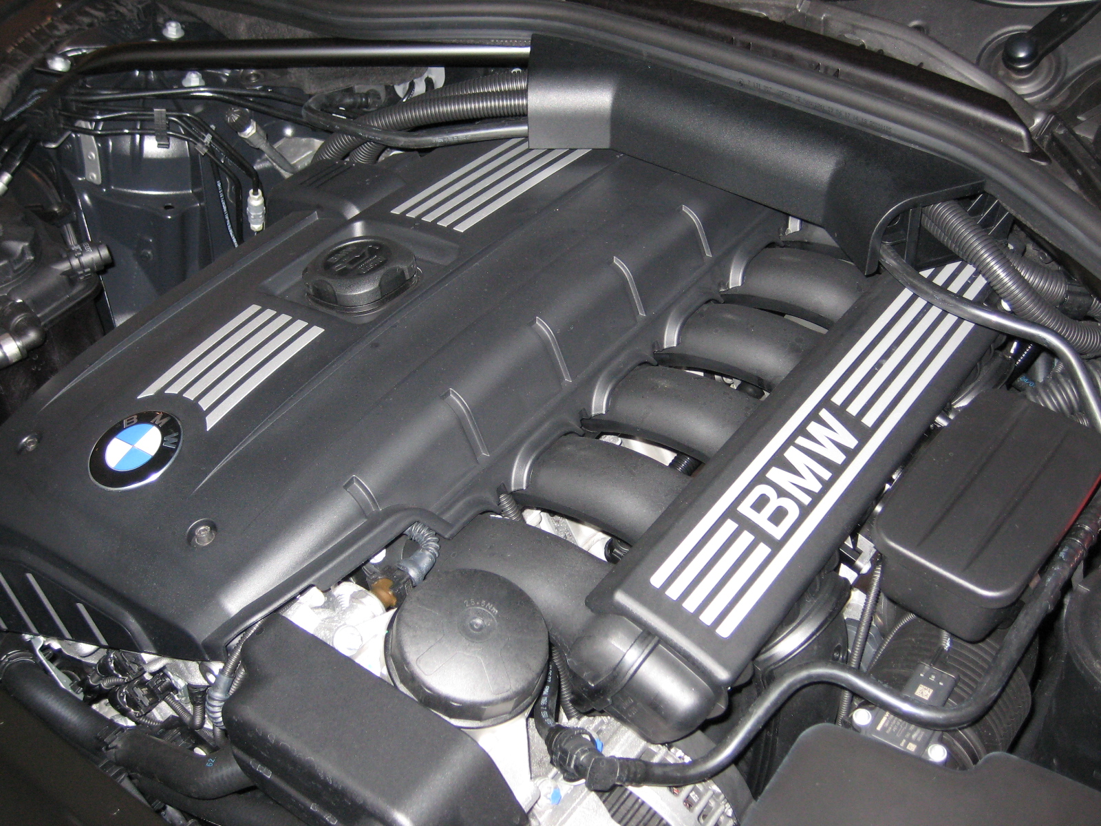 File:bmw N52B30A Engine 01.Jpg - Wikimedia Commons