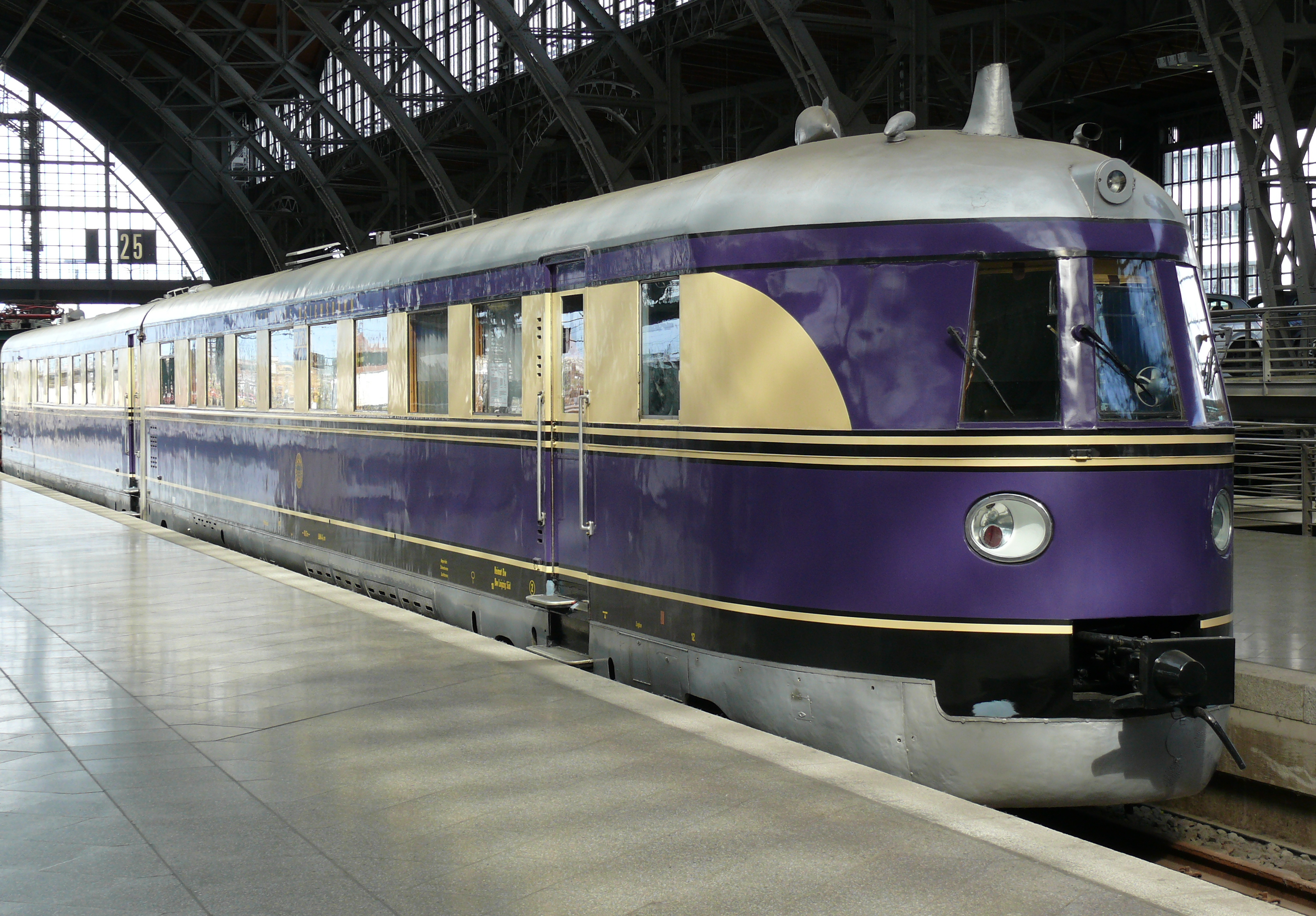 Schnelltriebwagen svt 137 bauart hamburg der deutschen reichsbahn von 1935 im hauptbahnhof leipzig auf gleis 24. File Schnelltriebwagen Svt 137 225 Ab 01 Jpg Wikimedia Commons