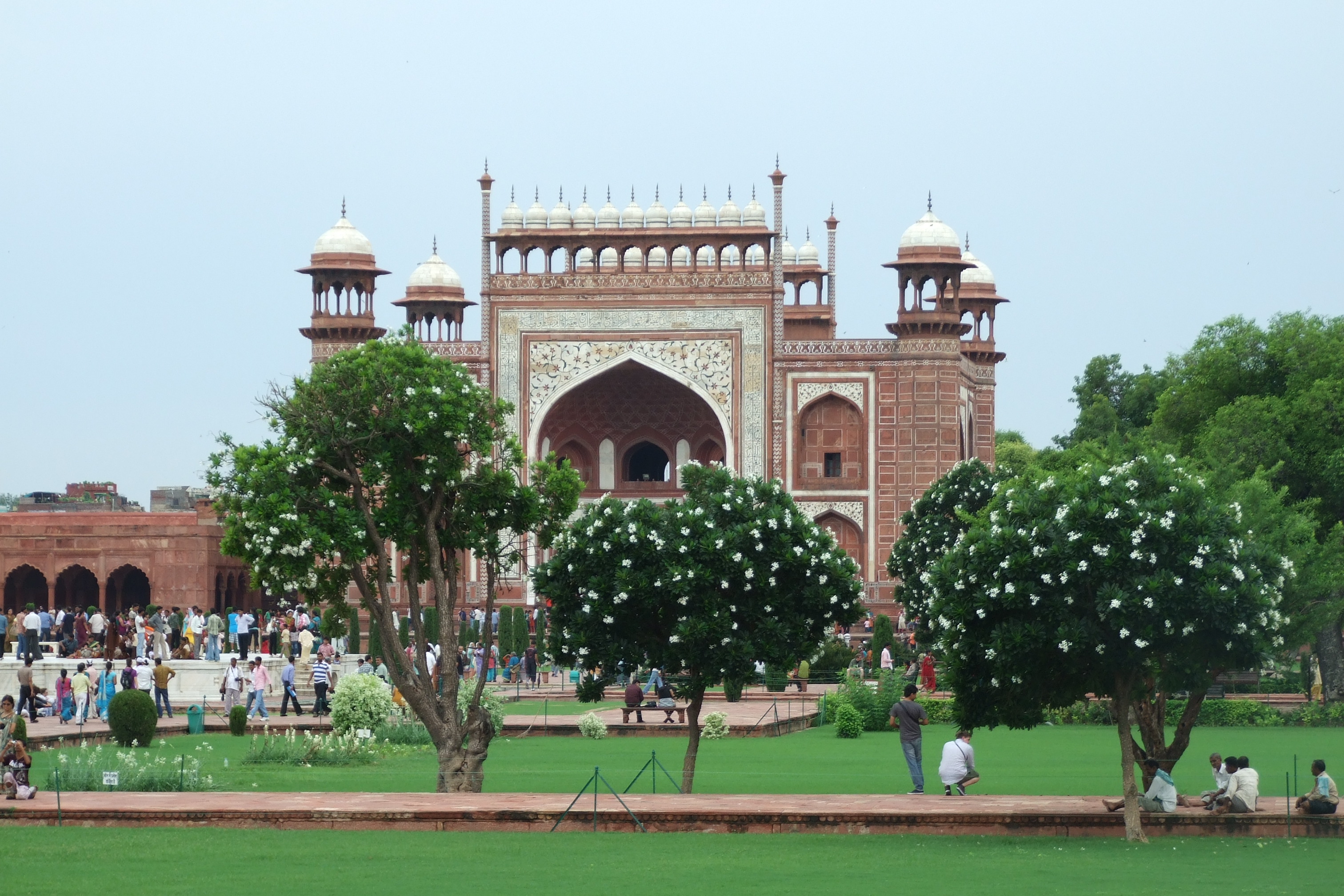 File105TajMahalGardens.JPG Wikimedia Commons