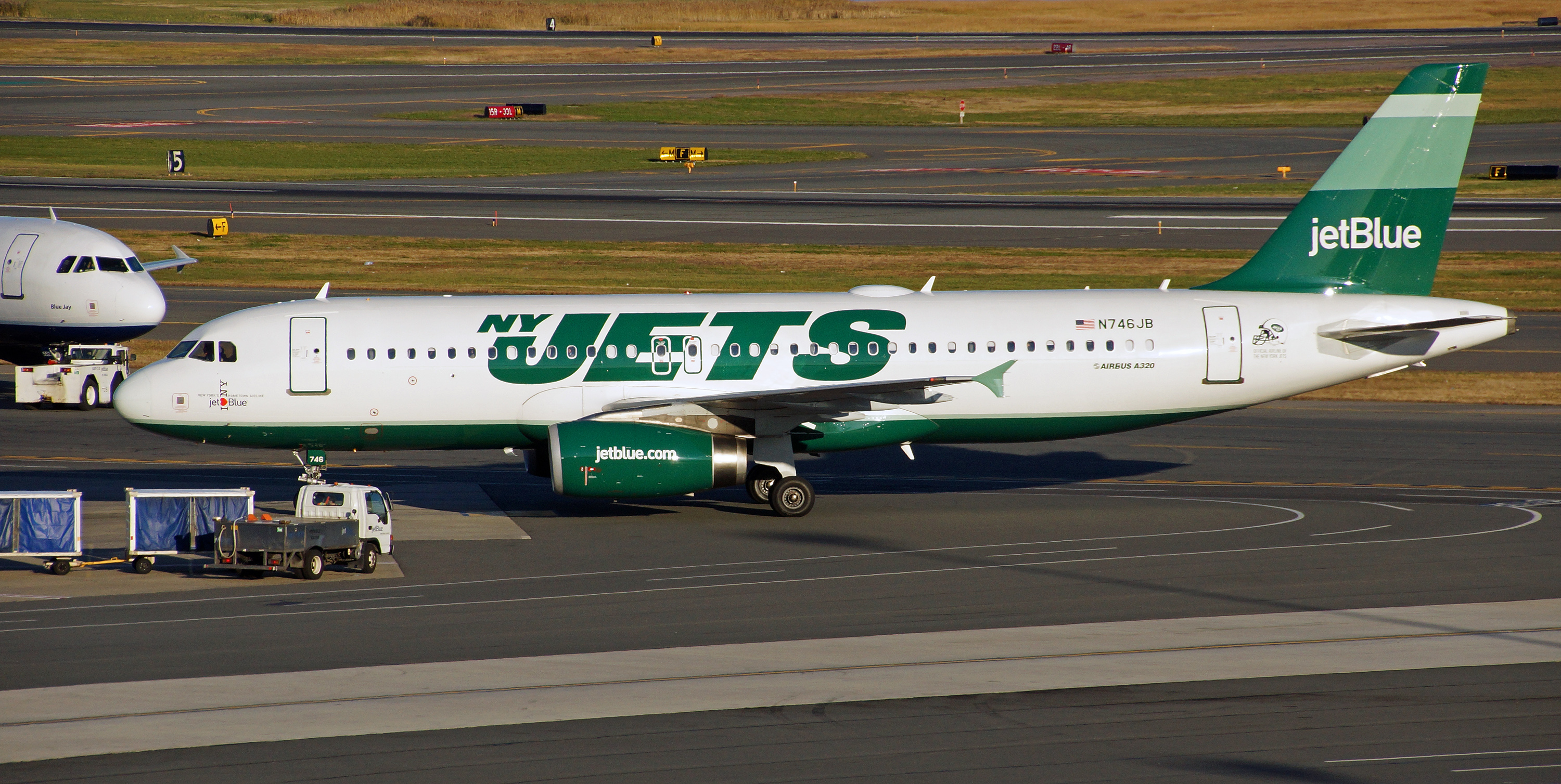File:JetBlue Jets.jpg - Wikimedia Commons