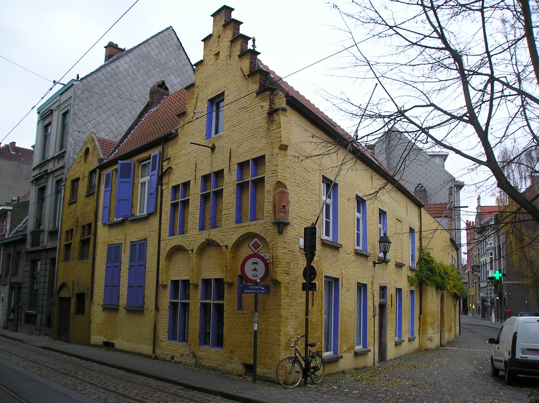 FileOud geel huis.JPG Wikimedia Commons