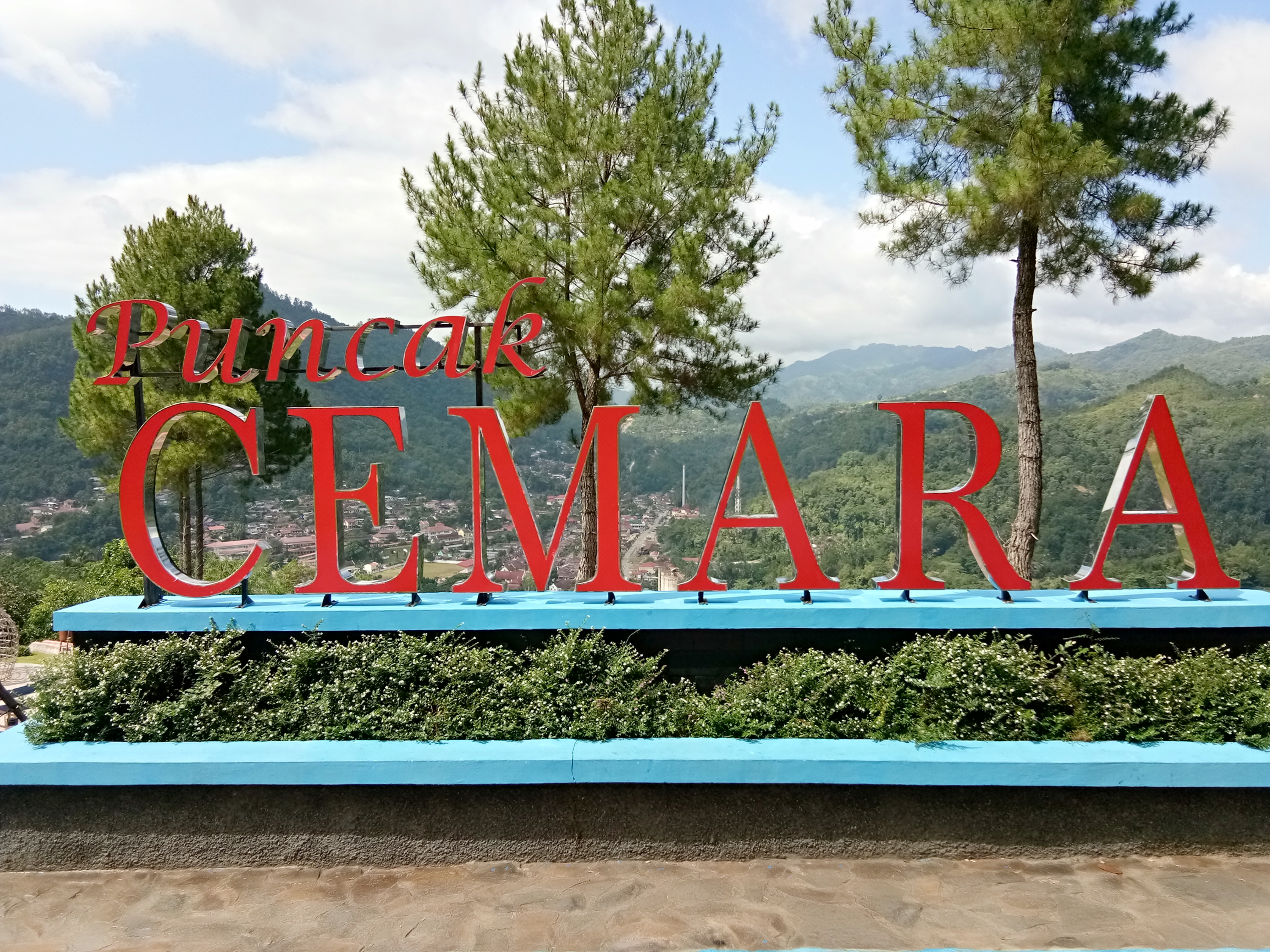 File:puncak Cemara.jpg - Wikimedia Commons