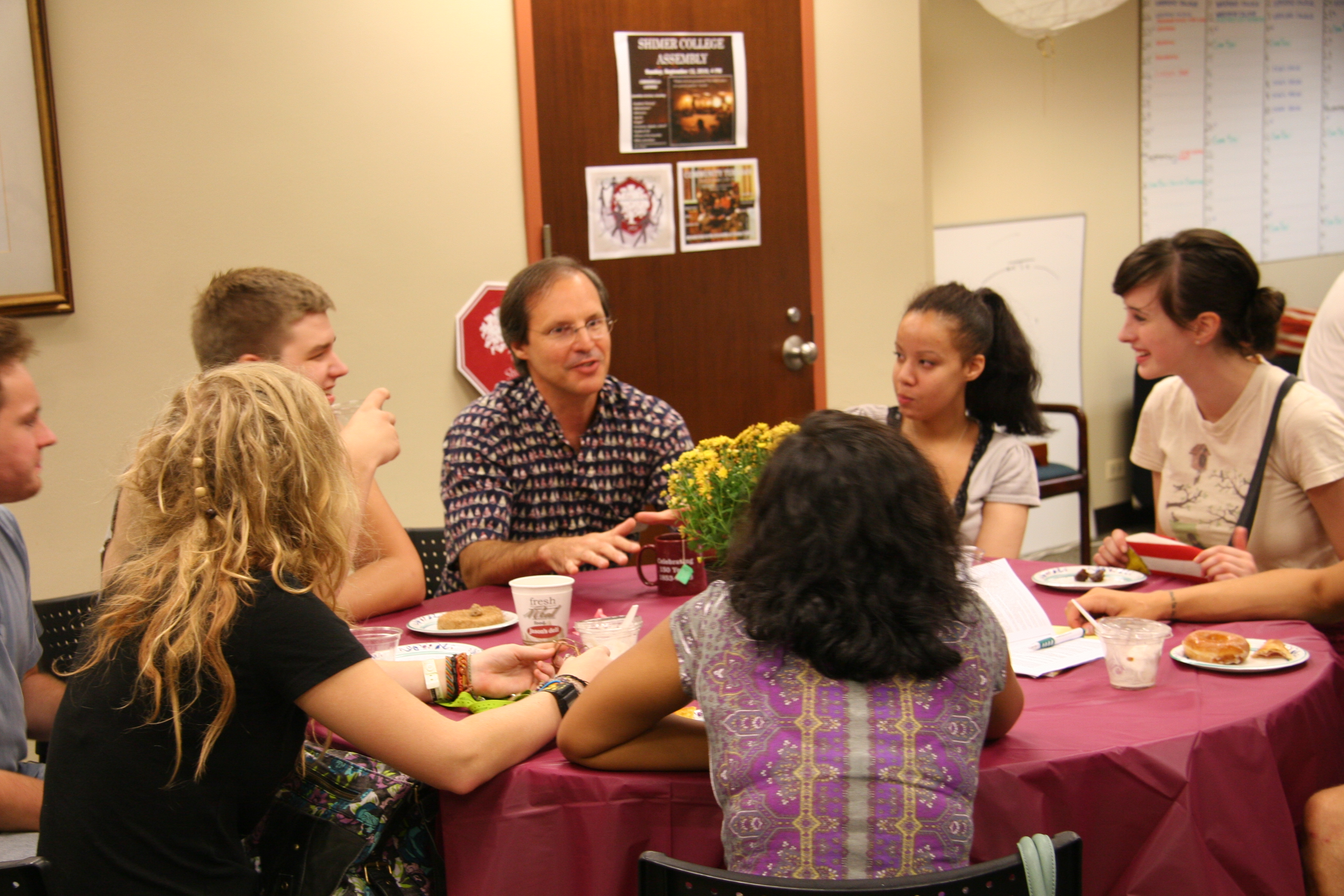 FileShimer College conversation with students 2010.jpg Wikimedia Commons(020)