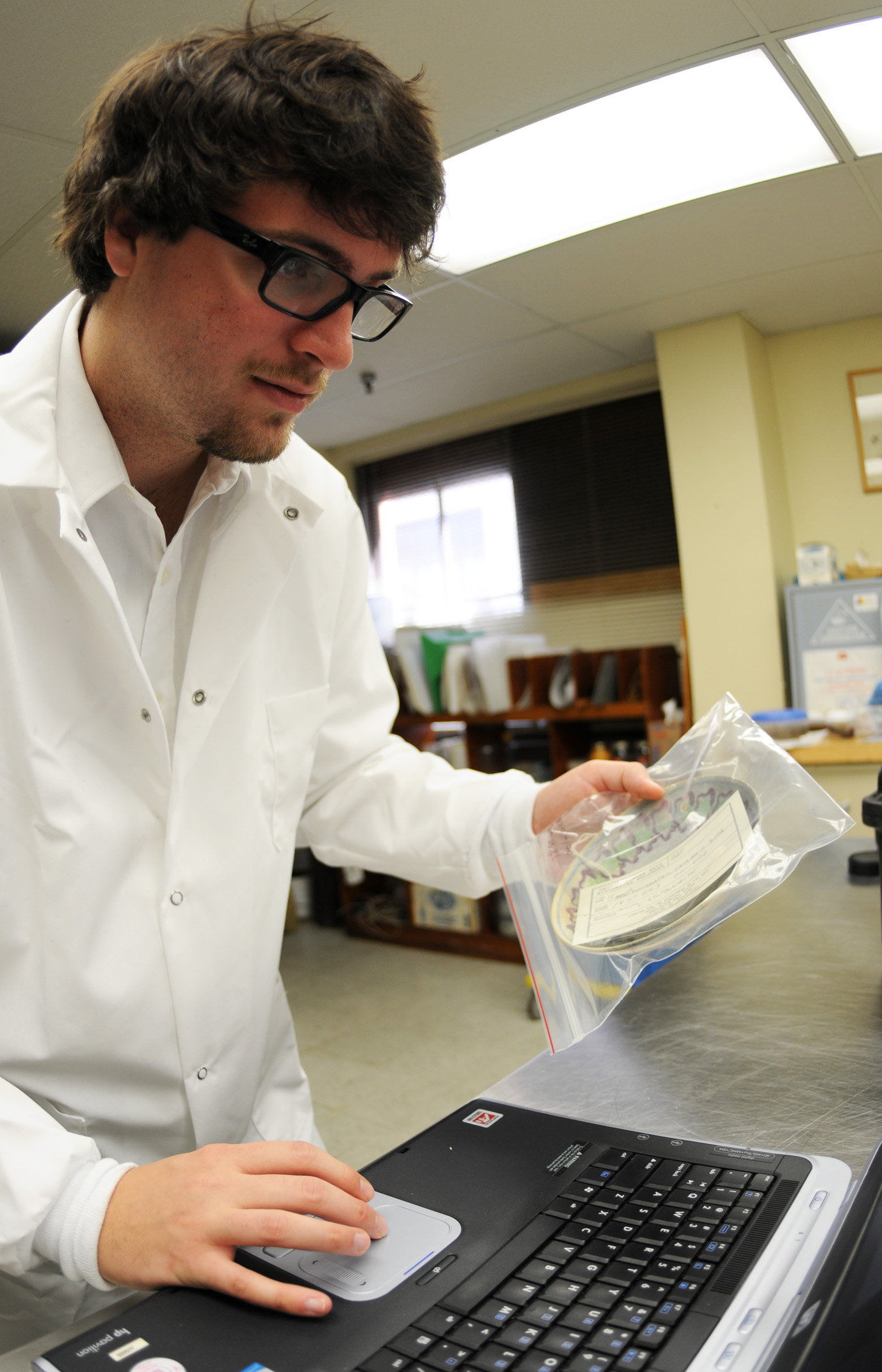 FileUAB Lab Technician.jpg Wikimedia Commons