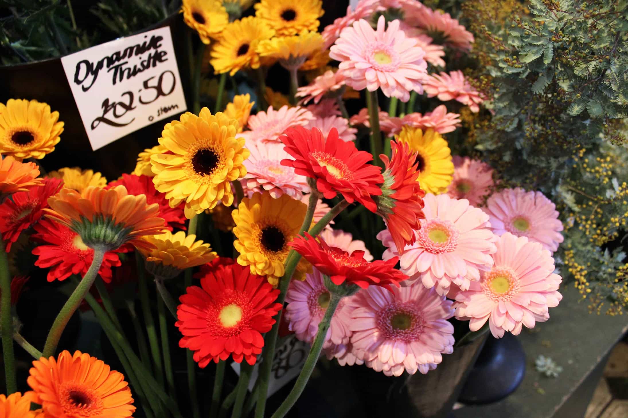 A fresh flower arrangement // DIY