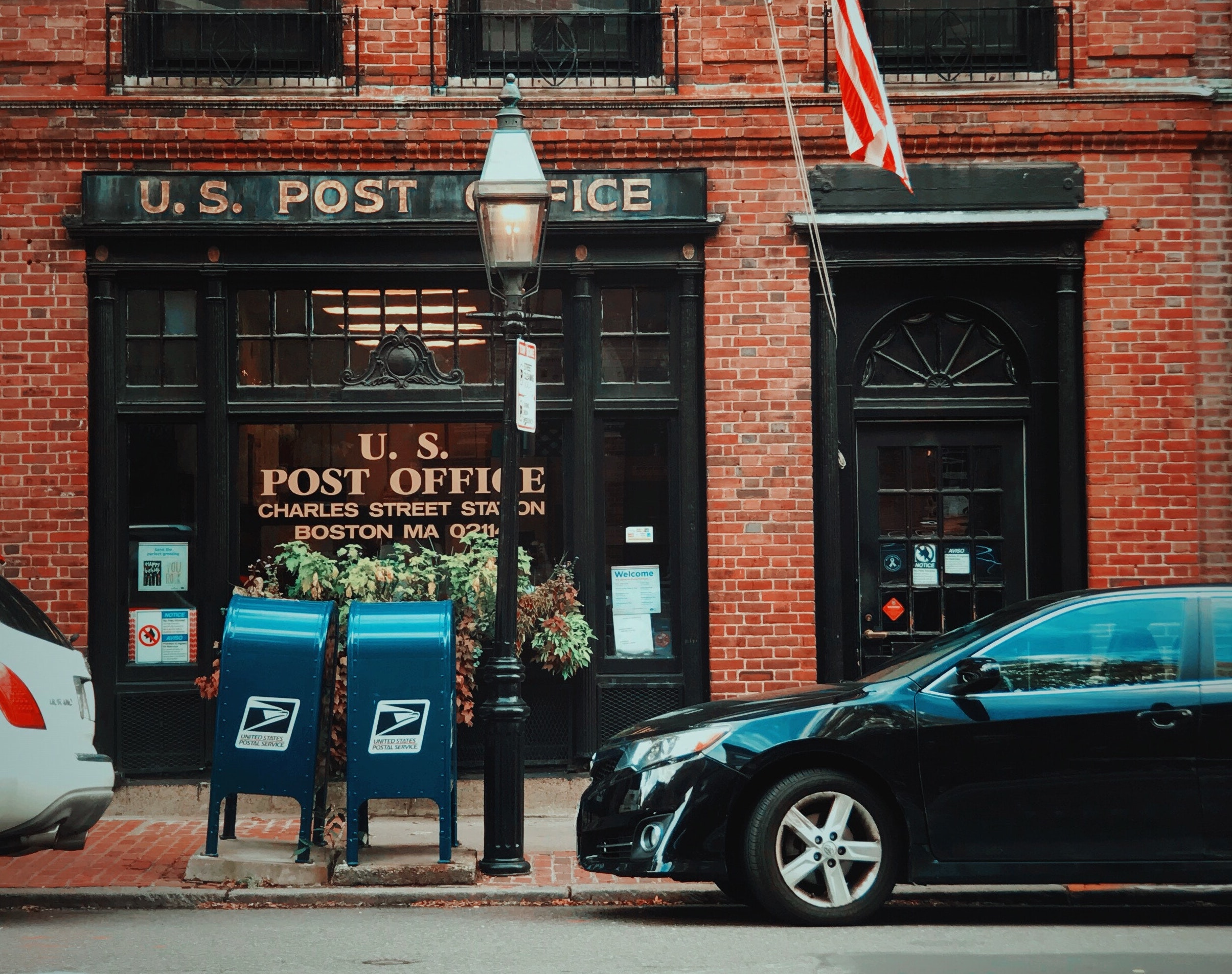 How does mail forwarding work with a USPS Change of Address?