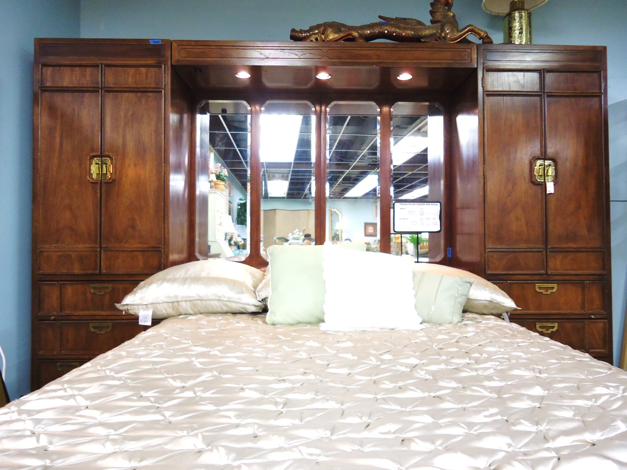 114014 Thomasville Mystique Queen Wall Unit 2 Armoires Lighting & Pull