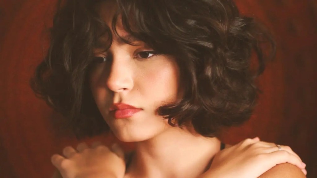 Cantora goiana de 22 anos esgota shows na Europa e viraliza fora do Brasil