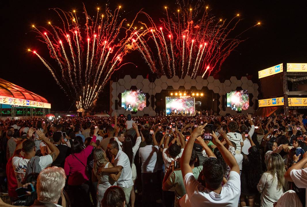 Fogos e festa Réveillon reúne milhares de pessoas na Esplanada Metrópoles