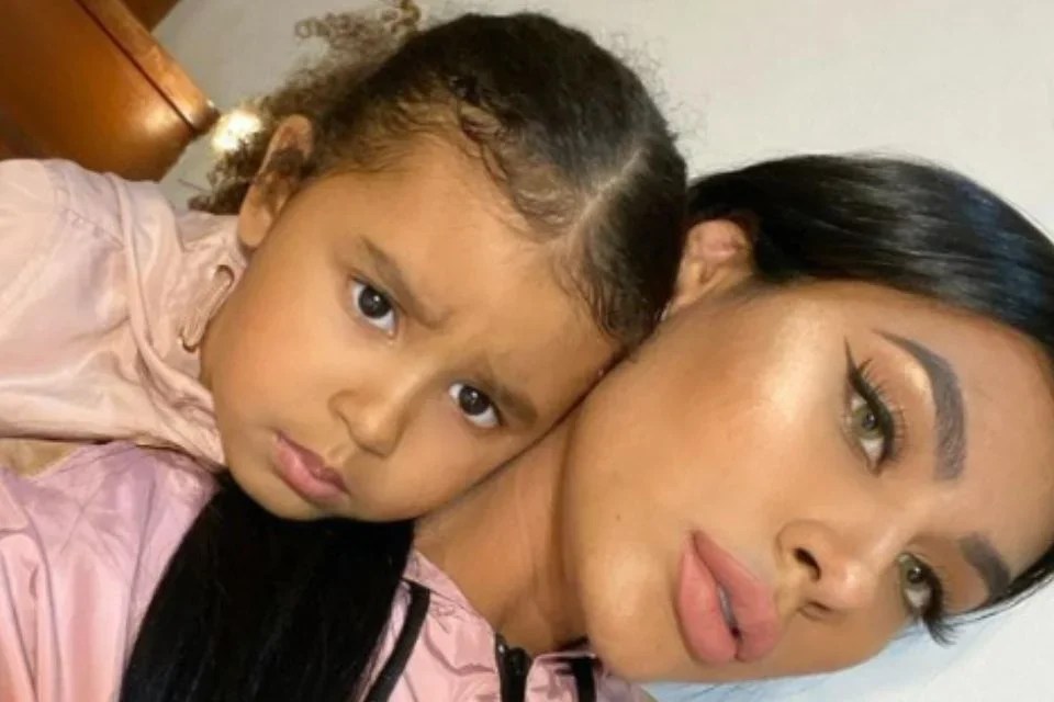Com 4 anos de idade, filha de Pocah reage ao ver a mãe na
