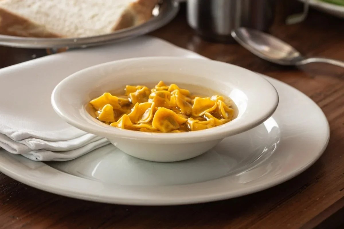Sopa de capeletti receita italiana é fácil e perfeita para dias frios