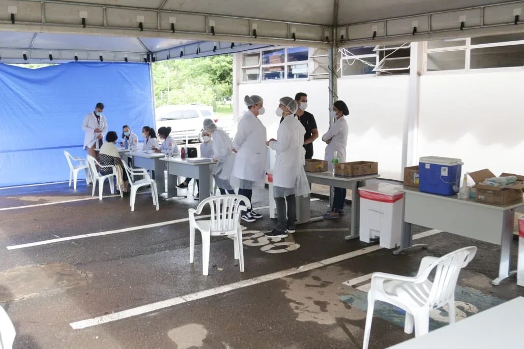 Além disso, você consegue ver como está a curva de casos e a curva de mortes em países onde já há vacinação. Postos de vacinação contra Covid-19 começam a semana sem ...