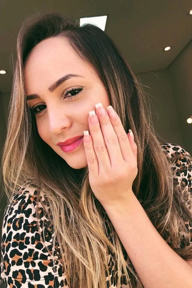 Influenciadora revela 5 dicas para recuperar as unhas após alongamento