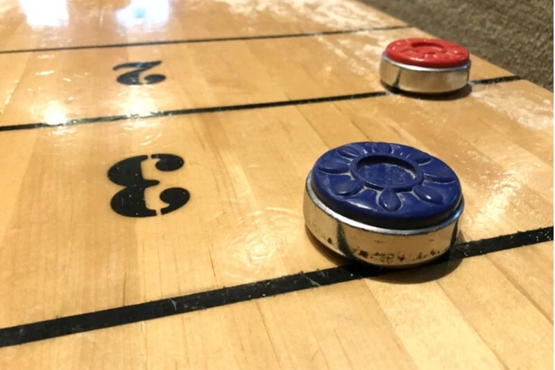 Vad är shuffleboard och hur spelar man? Upptäck Stockholm!