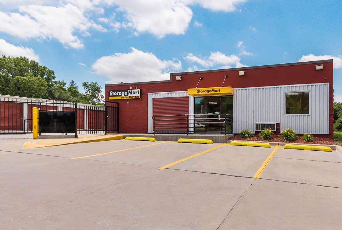 Storage Units in Des Moines, Iowa StorageMart