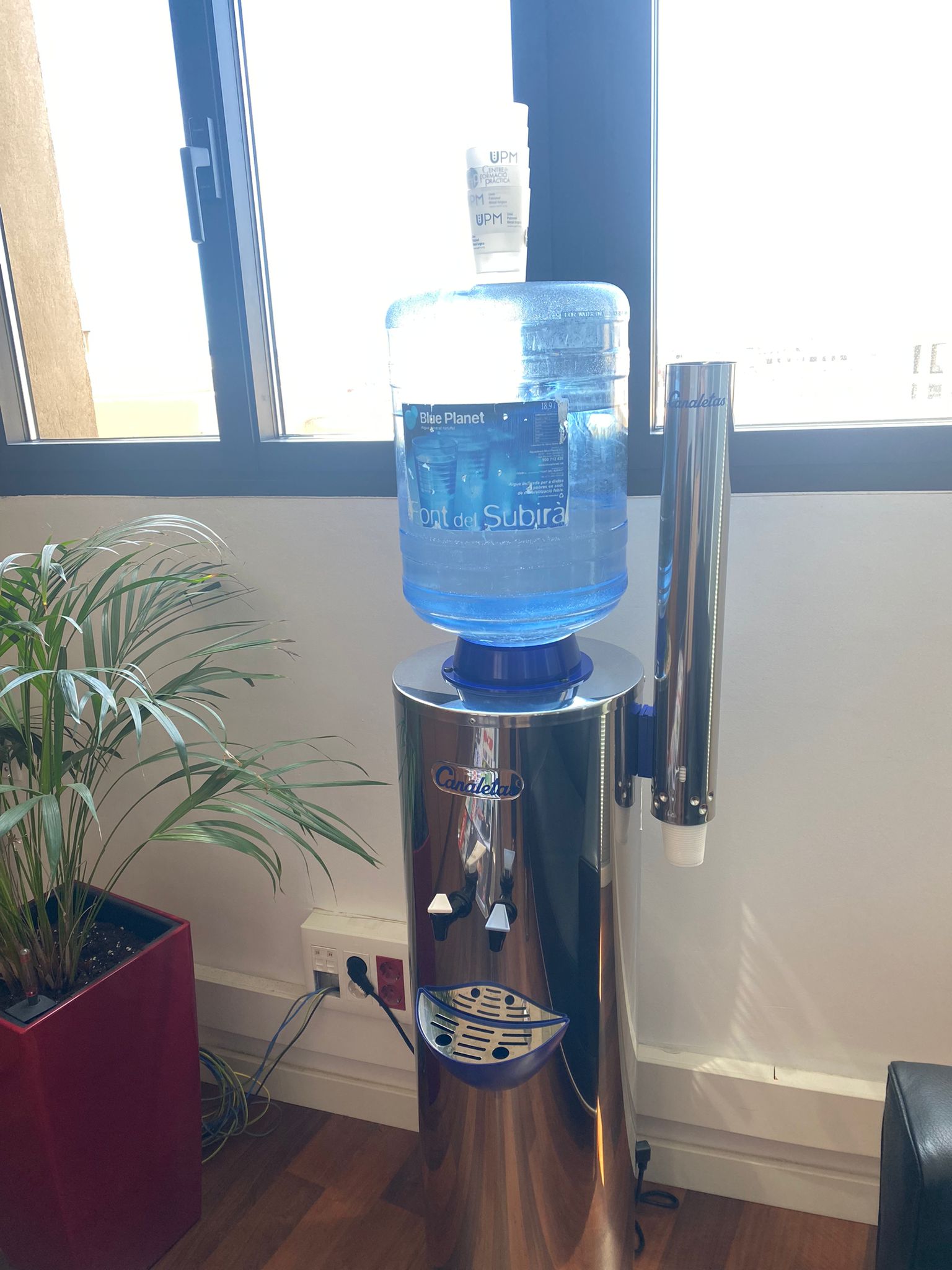 El socio Canaletas provee de agua la sede de nuestra patronal