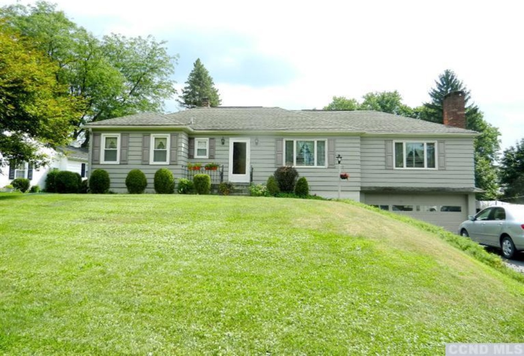 Hudson Ranch + Pool, 199,900 Upstater