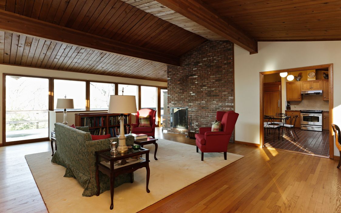 Mid Century Modern Ranch in Garrison NY with vaulted ceilings