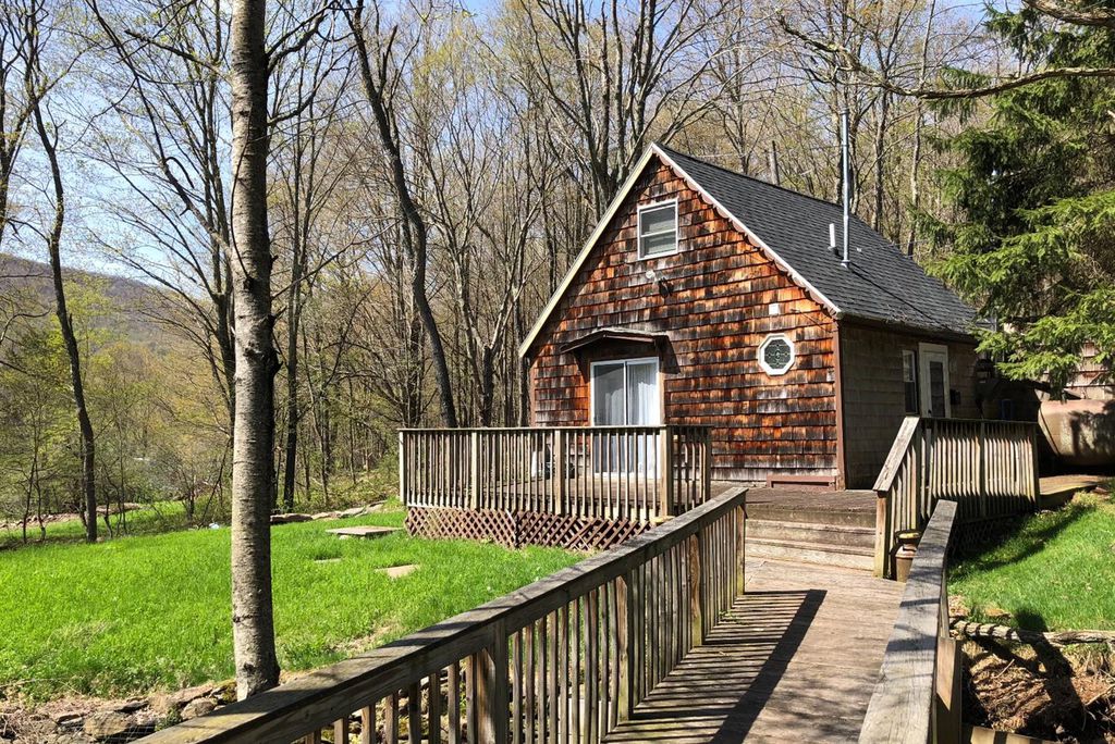 Roxbury Year Round Cottage on an Acre of Land in the Mountains