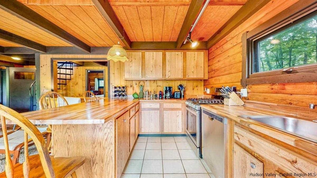 Hunter Mountain Cabin Consisting of Two Living Spaces