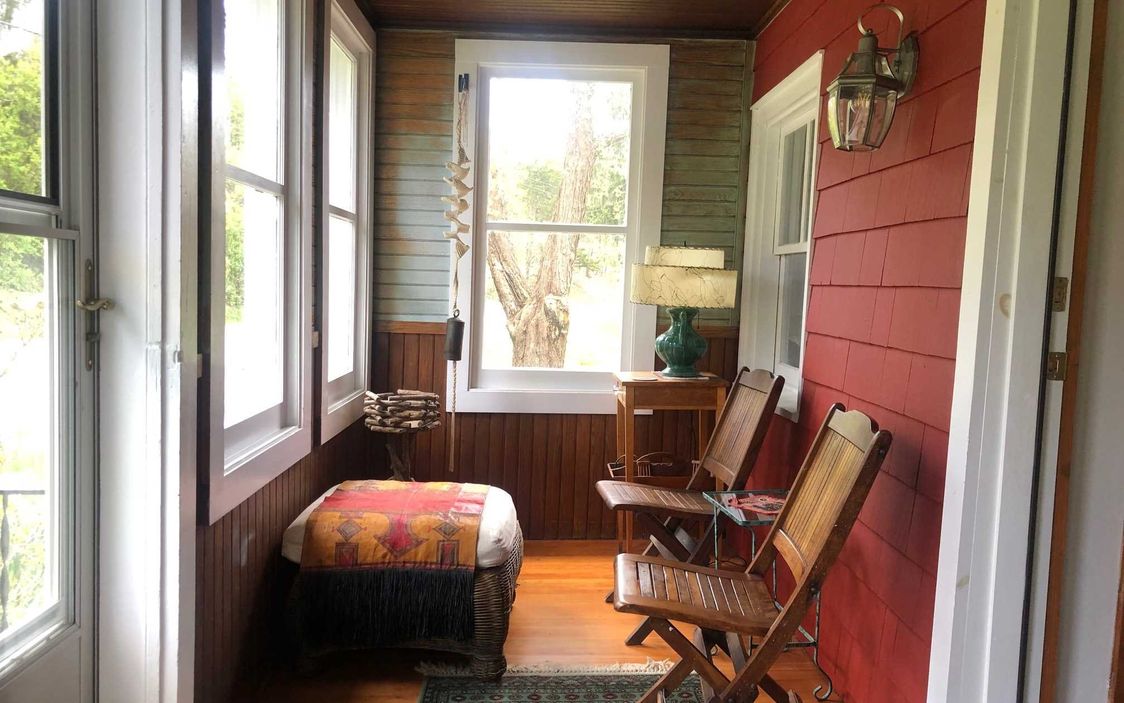 Clermont Cottage on Two Acres Near Clermont Historic Site