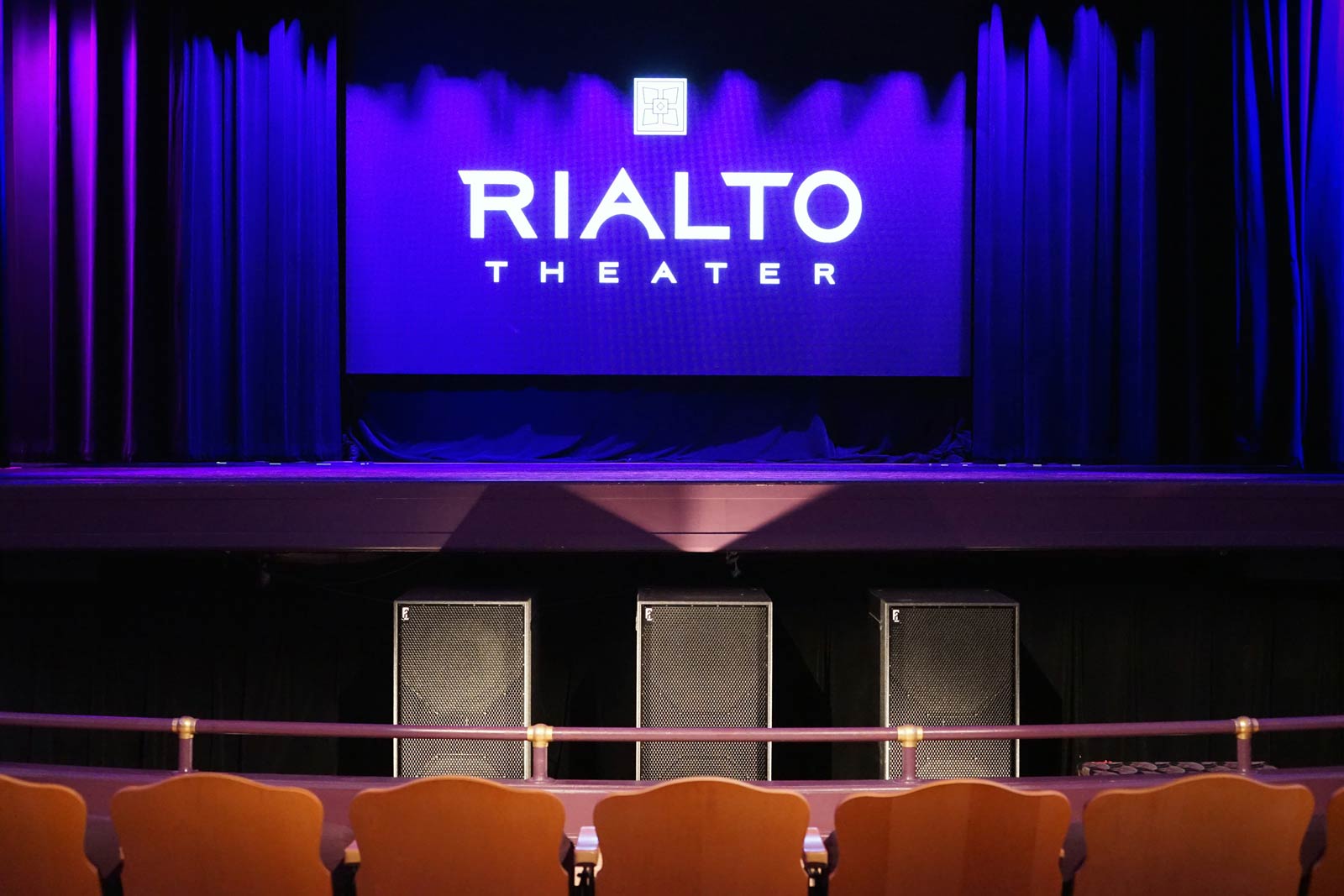 Alcons Audio w historycznym Rialto Theater uptone.pl Sprzęt
