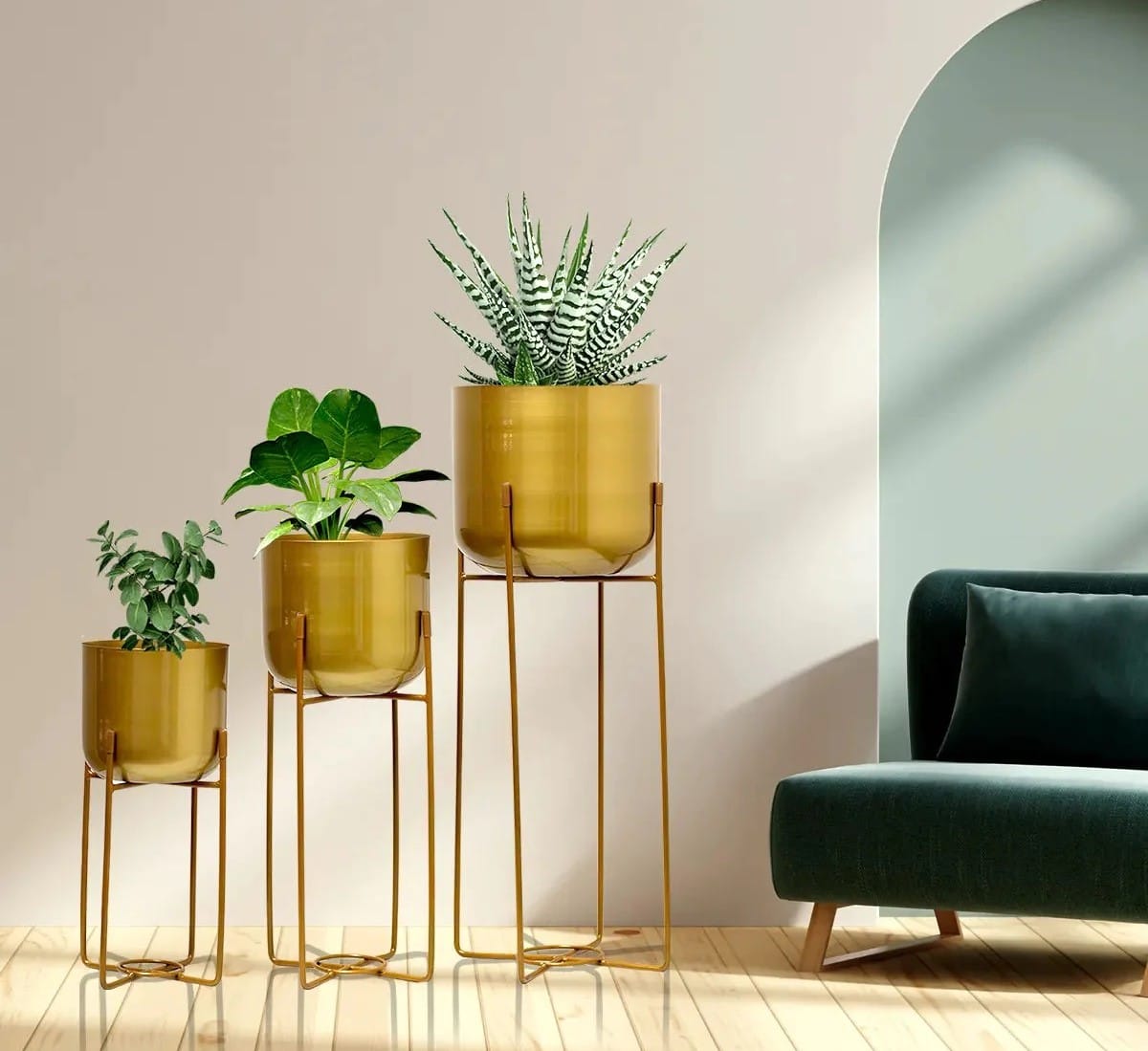 Rural gold metal planter with stand (Set of 3) URBANO.IN metal planter