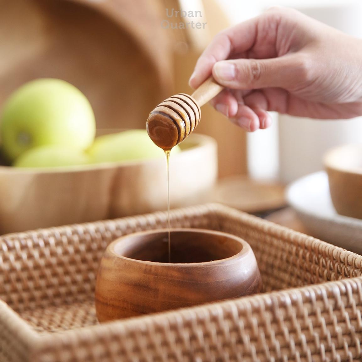 Myth or Fact Can you use a metal spoon to scoop raw honey?