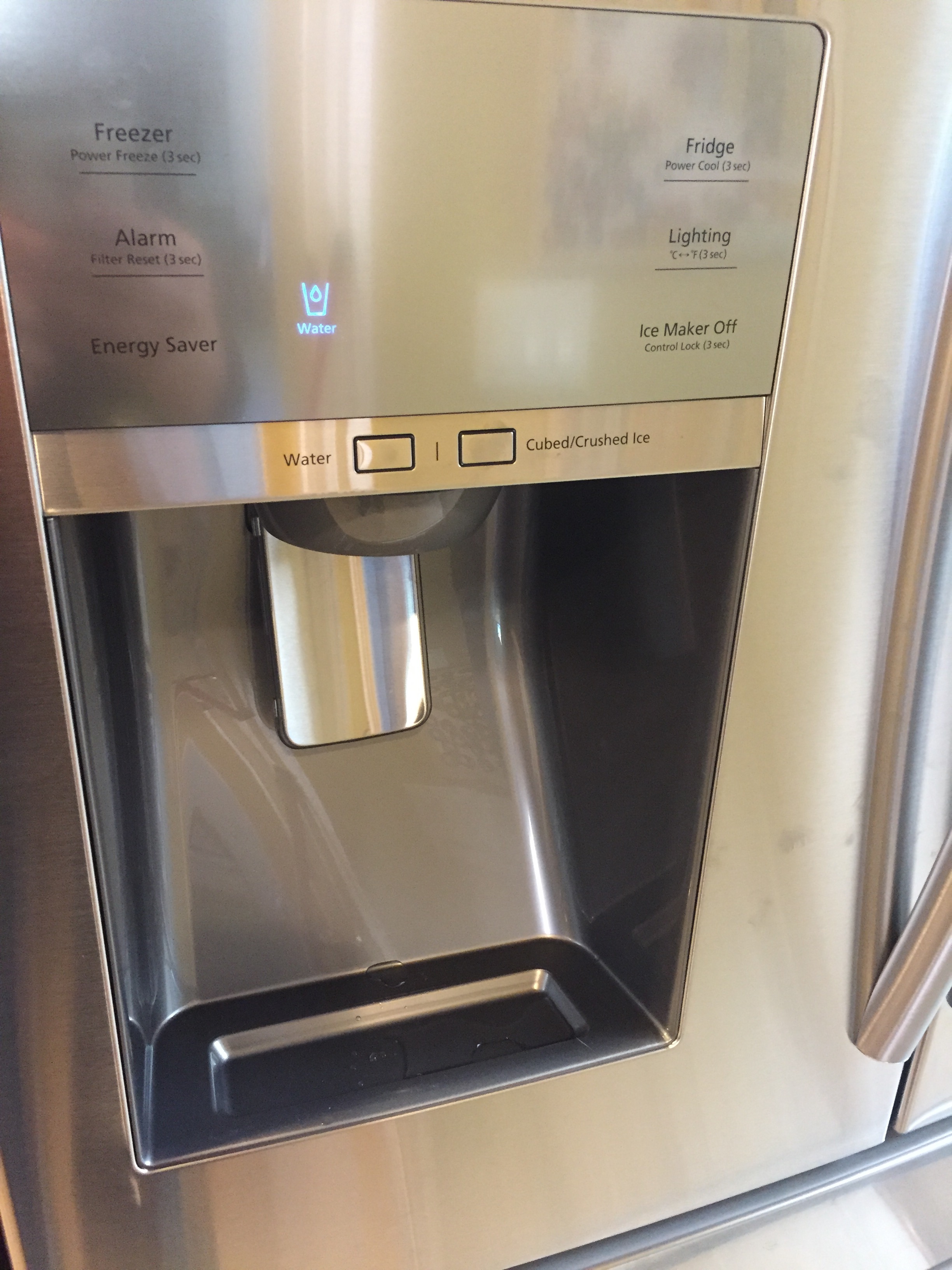 Solved Does RF28JBEDBSR refrigerator include tray dispens... Samsung