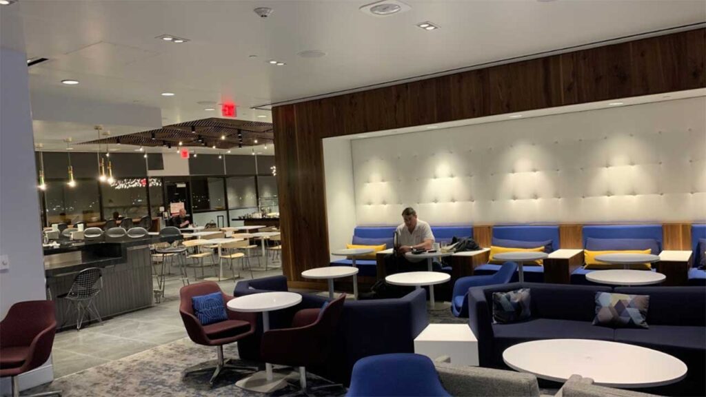 15 Best Airport Lounges in the US [Update 2024]
