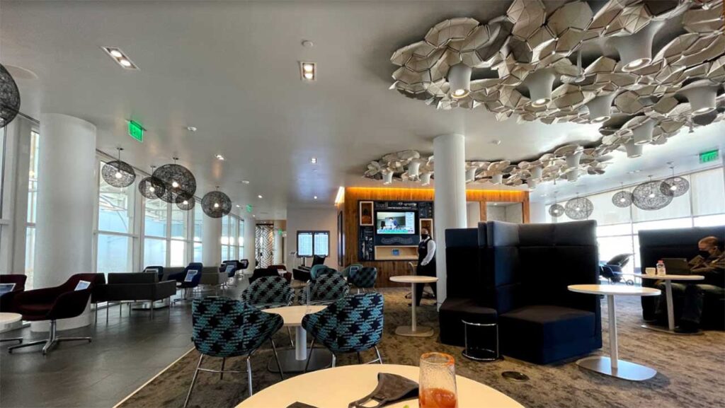 15 Best Airport Lounges in the US [Update 2024]