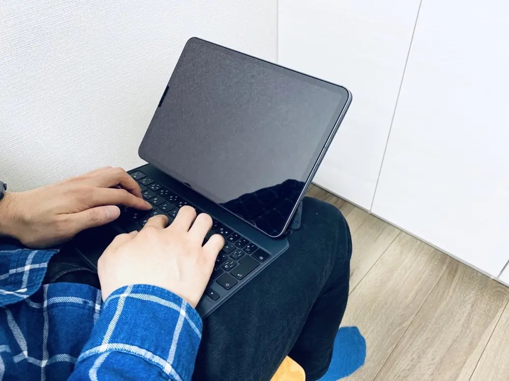 iPad ProのMagic Keyboardは膝の上で使用できる？パソコンみたいに試してみた