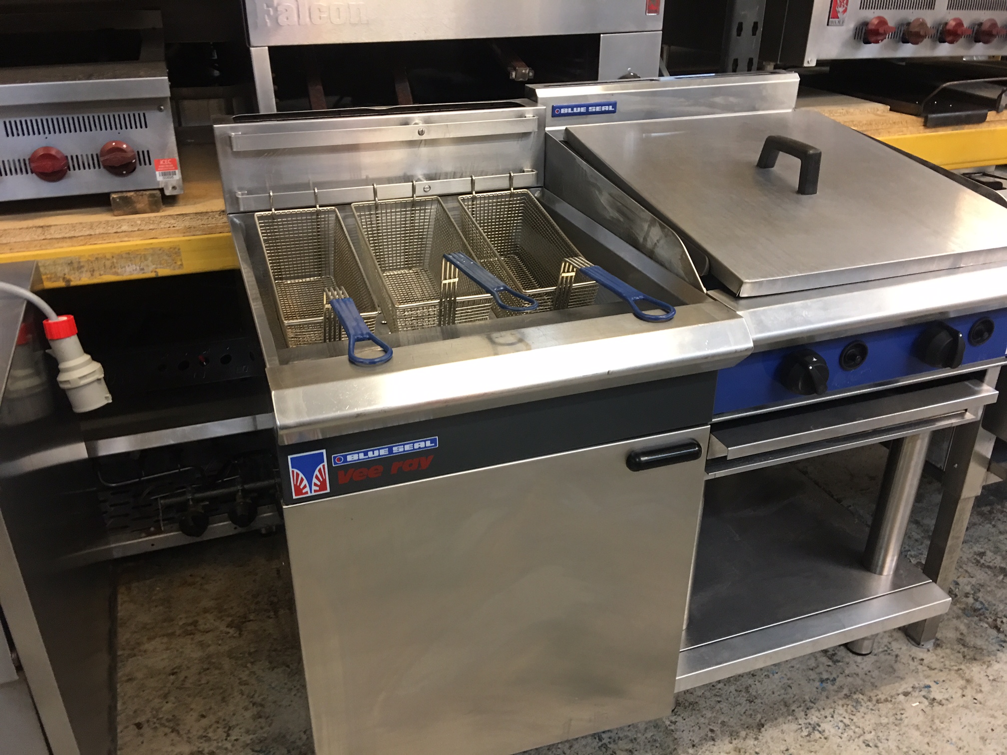 Blue Seal Triple Basket Natural Gas fryer Model VEE RAY GT60 only £900