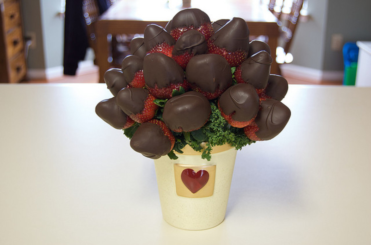 How to Decorate ChocolateCovered Strawberries Delishably
