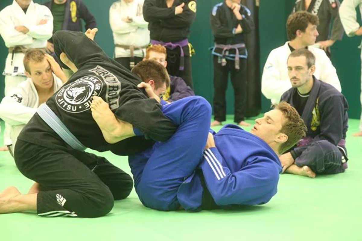 How to Do a Knee Cut Guard Pass in BJJ HowTheyPlay