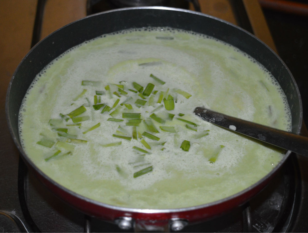 Making Green Pea and Spring Onion Soup Delishably