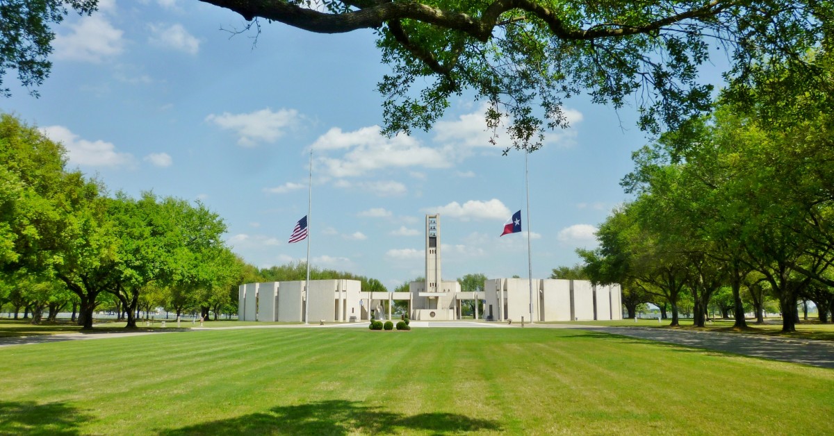Visiting the Stunning Houston National Cemetery and Hemicycle