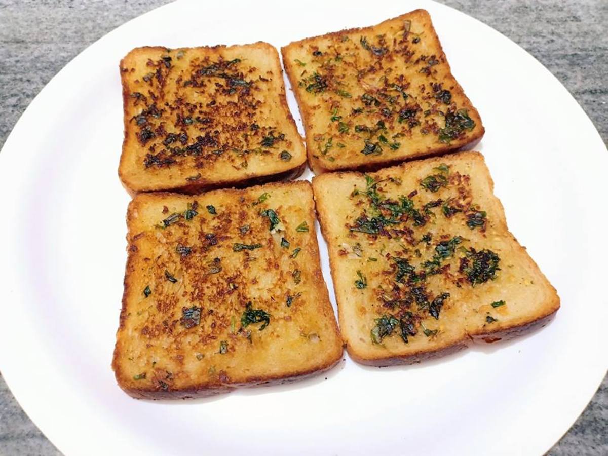How to Make Garlic Bread Toast on a Tawa Delishably