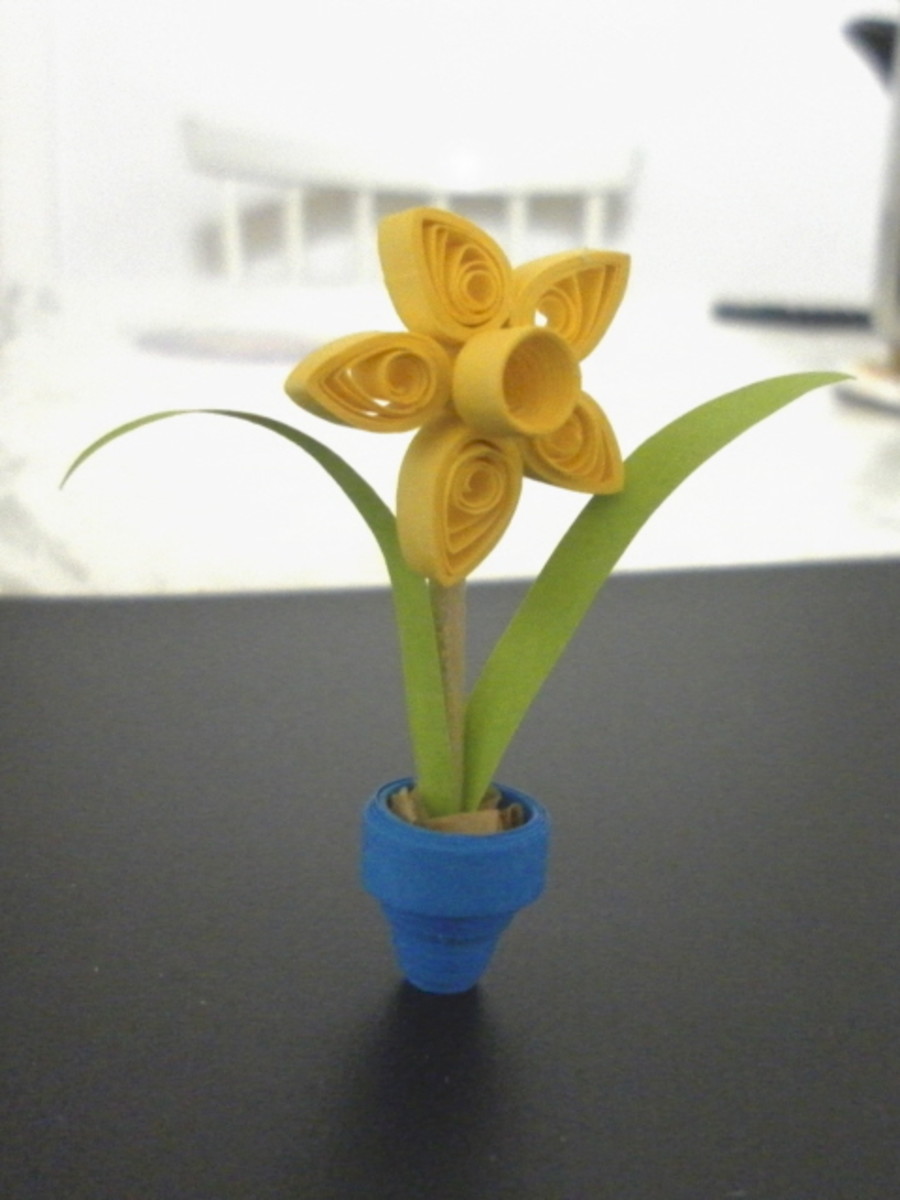 How to Make Miniature Flowers, Pots and Vases in Paper Quilling