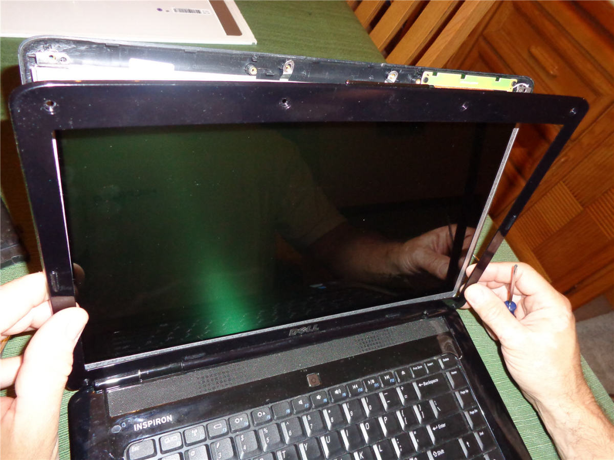How to Purchase and Replace a Cracked Laptop Screen