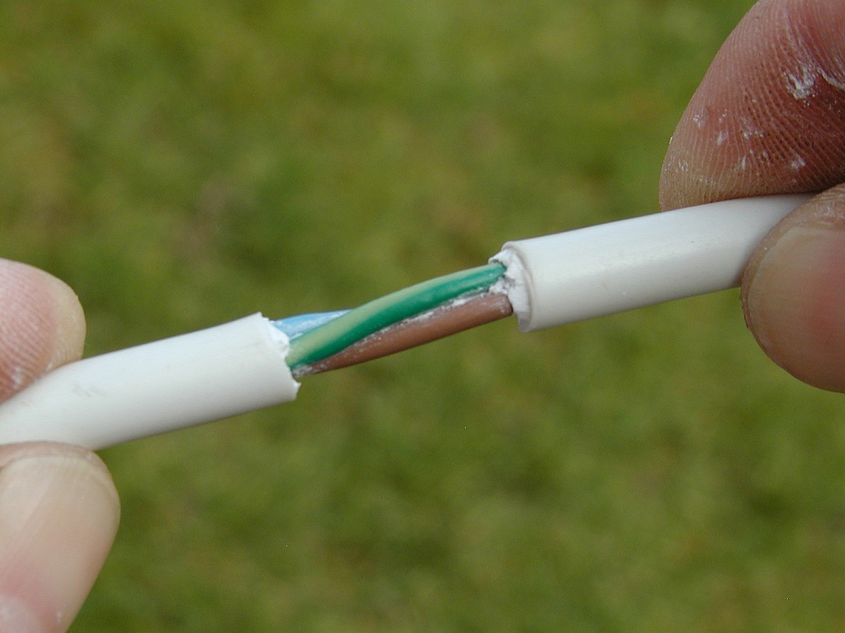 9 Easy Steps to Wiring a Plug Correctly and Safely | Dengarden