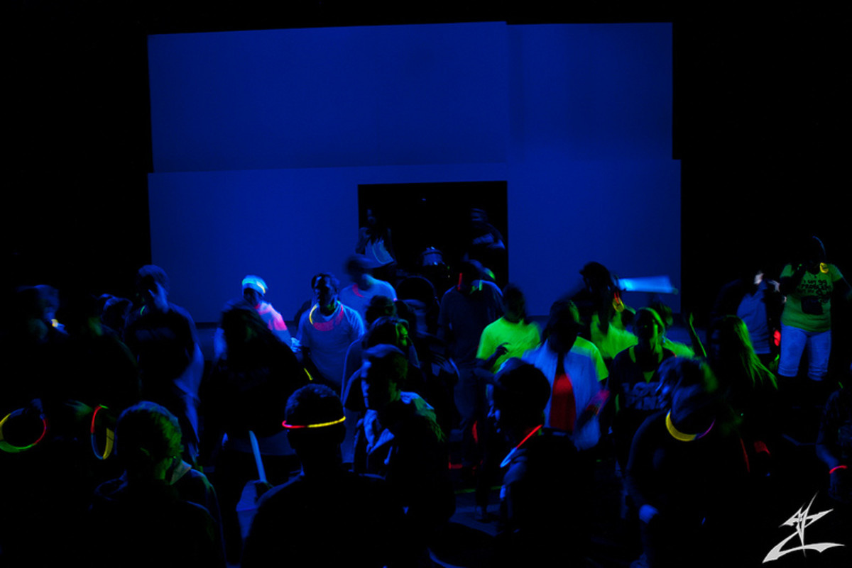 How to Throw a BlackLight Party Ideas, Supplies and Decorations