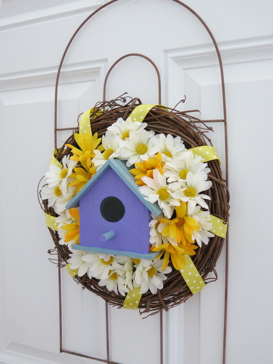 DIY Craft Decoration How to Make a Wreath with a Charming Bird