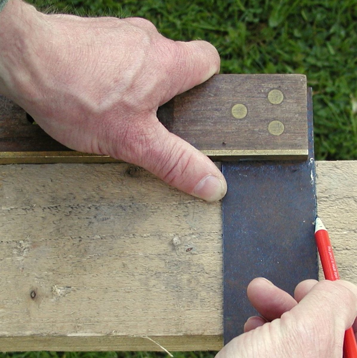How to Cut Wood Square by Hand or With a Miter Saw Dengarden